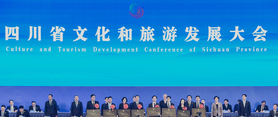 彭清华书记向省尊龙凯时人生就是博z6com集团授予“四川省文化旅游工业优异龙头企业”铭牌