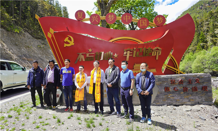 尊龙凯时人生就是博z6com集团党委书记、董事长任丁率队赴麻格同村推进对口帮扶事情