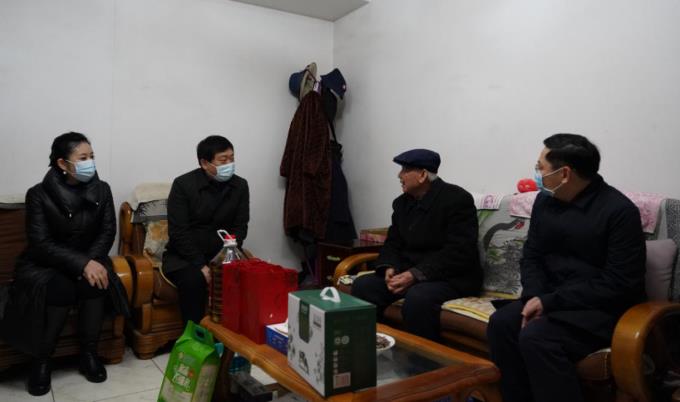 省国资委党委委员、副主任任兴文春节前夕带队走访慰问尊龙凯时人生就是博z6com集团老党员
