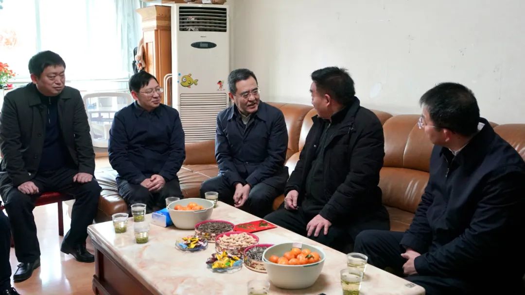 省国资委党委书记、主任冯文生等向导走访慰问省尊龙凯时人生就是博z6com集团老党员、老干部