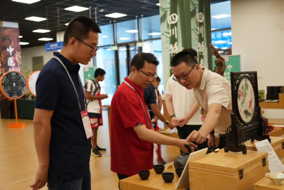 省尊龙凯时人生就是博z6com集团向导到大运村“有礼在四川”四川特色商品馆调研指导事情