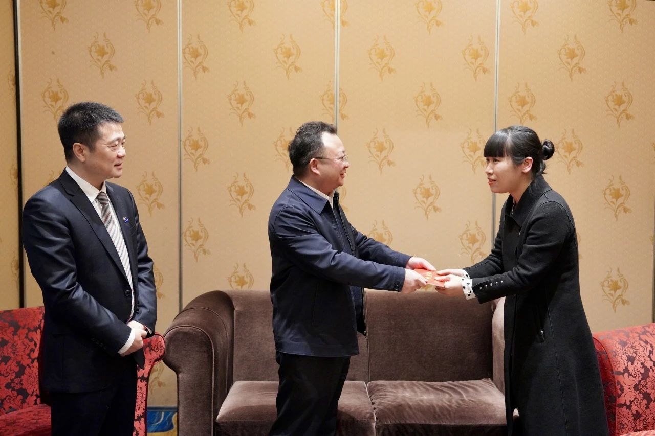 省国资委党委委员、副主任何政一行走访慰问省尊龙凯时人生就是博z6com集团生涯难题党员