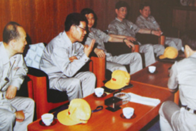 为了进建表国先进技术和治理步骤，前往引进技术与设备的国度进行实地调查。薛仲光厂长在日本。