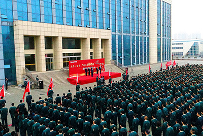S36沙龙会股份公司“大干一百天 产销过4000”劳动较量在公司总部大楼前隆沉召开