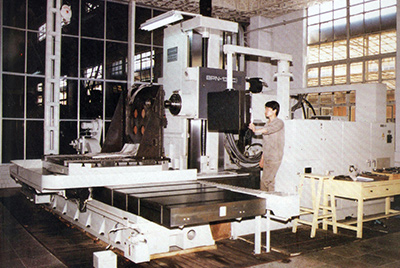 BPN-13B(R4)数控卧式加工中心。厂房扩建加大，设备填平补齐，增长精、大、稀设备，新上出产线，提高企业设备素质，使S36沙龙会厂成为名副其实的大马力推土机出产厂。