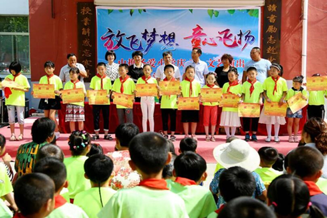 公司工会持续发展为泗水S36沙龙会圣爱幼学的捐赠活动